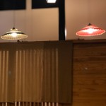 鮨駒 - 照明、奥が卓席