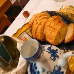 オステリアezaki - 自家製のパン切ってくれました！
                                周りは固めだけど中はモチッと(^^)
                                タップリとパンがあります(*^^*)
                                左手はオリーブオイル。真ん中下、オイルを容器に入れてくれてます。