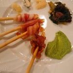 オステリアezaki - 突き出し。
      イタリア野菜炒め、、、レーズンやナッツが入って甘味ある美味しさ(*ﾟдﾟ*)
      グリッシーニに巻いてある生ハムなどブロッコリーのペーストと伴に!(^^)!