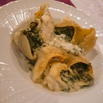 オステリアezaki - カタツムリの形のショートパスタ「ルマコーニ」の中にブロッコリーとアンチョビの優しい味のフィリングにリコッタチーズタップリ！
      結構カタツムリ大きいです！！美味しい～(*^^*)