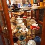 オステリアezaki - 食後の珈琲を選んだ場合、お好きなコーヒーカップをこの中から選びます(*^^*)
      粋なサービス！！