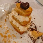 オステリアezaki - シェフが初トライしたというデザート！
      あまいパイ生地とクリームで可愛らしいハートに(*ﾟдﾟ*)