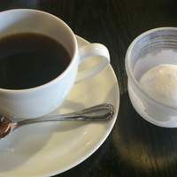 ステーキハウス 優味 - 珈琲とレモンシャーベットのデザートはセット