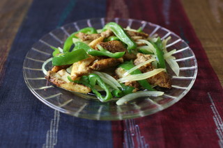 カトマンドゥ - ささみとピーマンの炒め物。Chicken and green pepper　600円。あっさりスパイシー塩味。