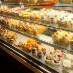 サンタムール - プチガトーが並ぶガラスのショーケース