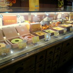 サンタムール - バームクーヘンが並ぶガラスのショーケース