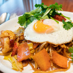 ベースキューカフェ by ロイヤルガーデンカフェ - ミーゴレン（海老とパクチーのインドネシア風焼きそば）1300円