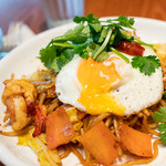 ベースキューカフェ by ロイヤルガーデンカフェ - ミーゴレン（海老とパクチーのインドネシア風焼きそば）1300円