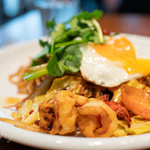 ベースキューカフェ by ロイヤルガーデンカフェ - ミーゴレン（海老とパクチーのインドネシア風焼きそば）1300円
