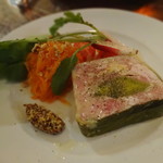 ウィウィ - 奥州いわい鶏・フォアグラ・ポロ葱のテリーヌ