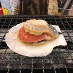 磯丸水産 - 活帆立の殻焼き ¥399