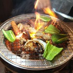 福山駅前酒場　情熱ホルモン - お肉とピーマン焼いています(2019.02.05)
