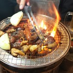 福山駅前酒場　情熱ホルモン - お肉、ソーセージ、野菜を焼いています(2019.02.05)