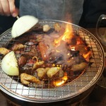 福山駅前酒場　情熱ホルモン - 焼いています(2019.02.05)