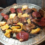 福山駅前酒場　情熱ホルモン - お肉焼いています(2019.02.05)