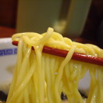 たけちゃんにぼしらーめん - 変わらぬ黄色い中太麺