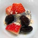 傳 - 苺　竹炭のクリームチーズ　黒豆