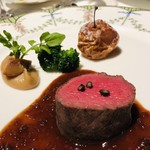 マノワール・ディノ - 蝦夷鹿ロースの低温長時間の火入れ　蝦夷鹿のジュと赤ワインのソース