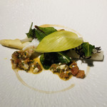 マノワール・ディノ - フランス産ホワイトアスパラガス　イタリア産スキャンピ　ウルイ　ホタテ　アワビ　サザエ　ラビゴットソースと蜂蜜のソース