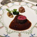 マノワール・ディノ - 蝦夷鹿ロースの低温長時間の火入れ　蝦夷鹿のジュと赤ワインのソース