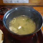 野さか - さっぱりとした塩気が心地よいみそ汁がセットされています。