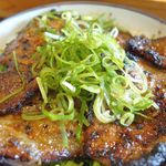 野さか - メインの豚ロース肉は表面カリッと香ばしく、お肉を噛みしめるたびに優しい旨味とみその風味が効いてご飯の進むウマさに感動！