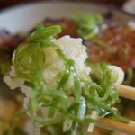 野さか - 今度はねぎを交えてご飯を食べてみると、みずみずしく豚ロース肉からにじみ出る旨味やみその風味がご飯に馴染んでウマウマ！