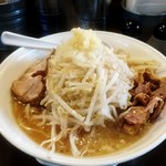 ガツ盛りラーメン みちる屋 - みちるめん【中】に、サービスのほぐし豚。全部普通でお願いしました。