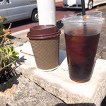 コーヒー ポトホト - 左 アメリカーノ 右アイスコーヒー