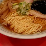 天宝 - しっかりと噛むことができる細目の麺は綺麗に揃えられています。