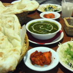 チャンドラーラ - サグマッシュルームカレー＋ナン＋サラダバー