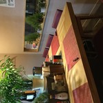 お酒とごはん　菜々 - カウンターの角を利用して4名様でも楽しめます。