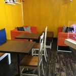 JUNK FOOD KOBE - 入り口から見る店内