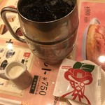 コメダ珈琲店 - たっぷりアイスコーヒー（豆菓子付）