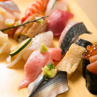 請盡情享受工匠們的精神和技巧所製作的壽司。