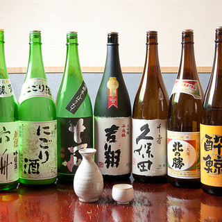 サッポロクラシック生ビールや多彩な地酒で一献傾ける