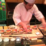 鮨処 多田 - いくら､うに､甘えびのミニ丼　盛付け中