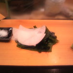 鮨処 多田 - この先活躍する塩と山葵､ツマの大根とわかめ