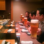 鮨処 多田 - 乾杯！見事に横一列