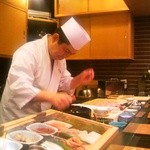 鮨処 多田 - 店主の握る姿①