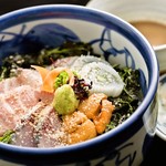 Nijihare - 旬の刺身をふんだんに使った特選海鮮丼。自家製タレにて御賞味ください。ウニ丼、ミニ海鮮丼もあります。