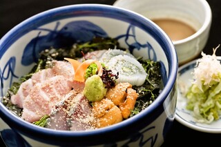 Nijihare - 旬の刺身をふんだんに使った特選海鮮丼。自家製タレにて御賞味ください。ウニ丼、ミニ海鮮丼もあります。