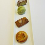 ラ メゾン ドゥ グラシアニ - お茶菓子～グレープフルーツのタルト コーヒーのフィナンシェ ピスタチオのマカロン トリュフのパウンド