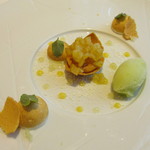 ラ メゾン ドゥ グラシアニ - 淡路・平岡農園のタルトシトロン ビスキュイ メレンゲ シャーベット レモンのコンフィチュールを使いフランベしたリモンチェッロ（レモンのリキュール）