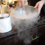 ラ メゾン ドゥ グラシアニ - 丹波篠山・吉良農園米麹 甘酒ソルベ リンゴジュースやレモンの果汁を加えて、調理中