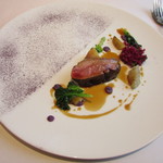 ラ メゾン ドゥ グラシアニ - 神崎郡・牛尾農場の赤キャベツのシュークルートとピューレとパウダー フランス産シャラン鴨のロティ ジャガイモ 鴨のジュのソース