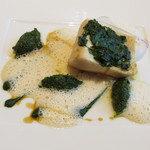 ラ メゾン ドゥ グラシアニ - 神戸中央市場より本日のお魚～淡路のサワラのポワレ 春菊のペースト 蕪 サワラのジュとヴァン・ブランとソース 