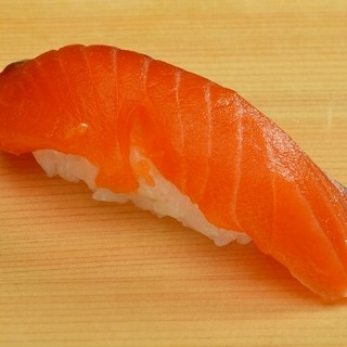 Directly delivered and extremely fresh ◎We are as particular about salmon as we are about tuna.