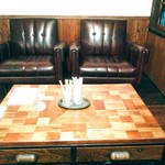 BENCH - 窓際ソファ席、4人掛け。