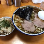 Kenchan Ramen - 小盛り650円うす口油ぽく油身入り+ライス(チャーシュー入り炊き込みご飯)100円+ゆで卵50円